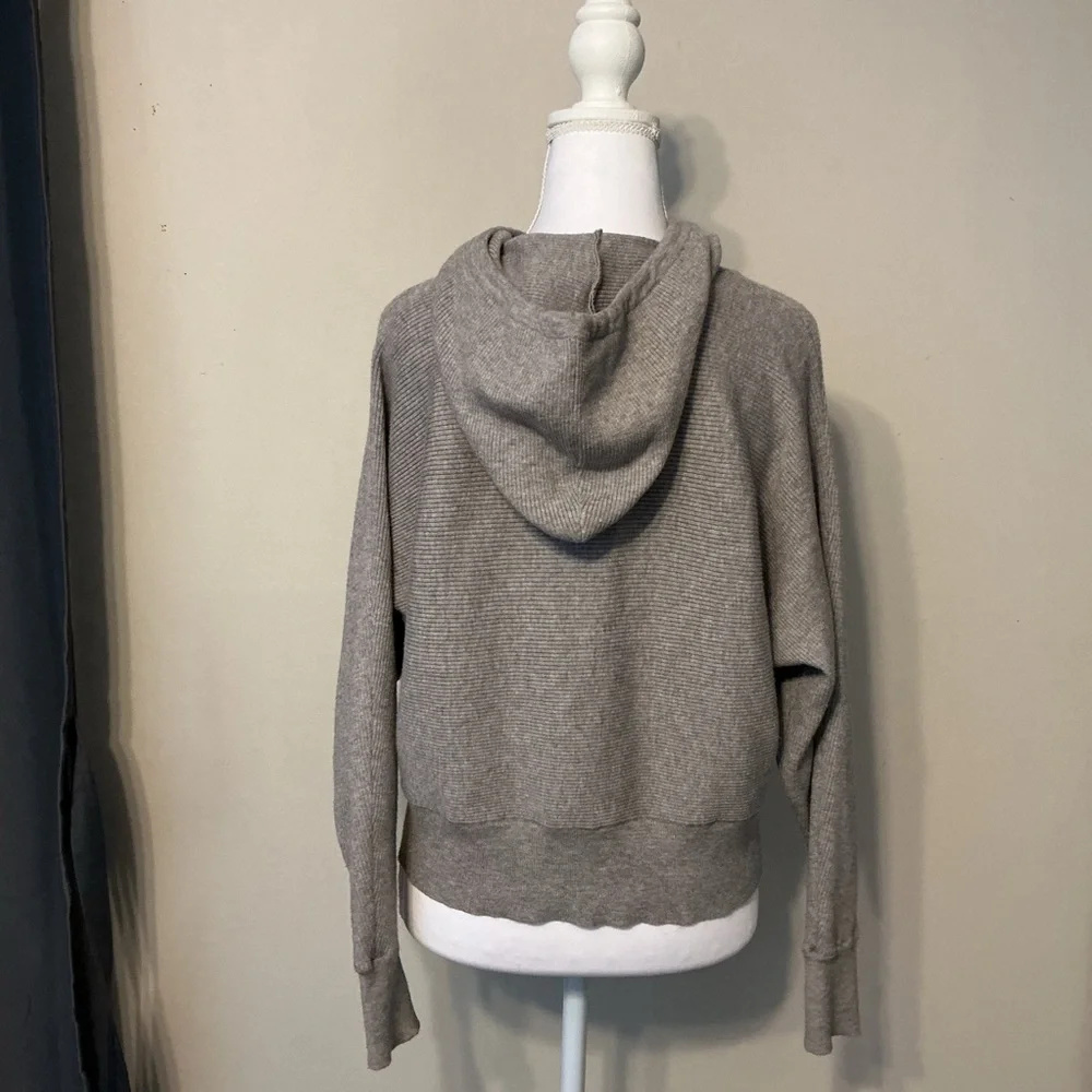 Philosophy Ribbed Gray Top - Picture 5 of 9